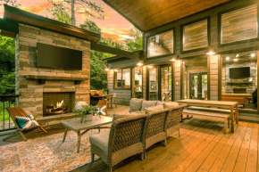 New Modern Farmhouse w Jacuzzi BBQ Arcade